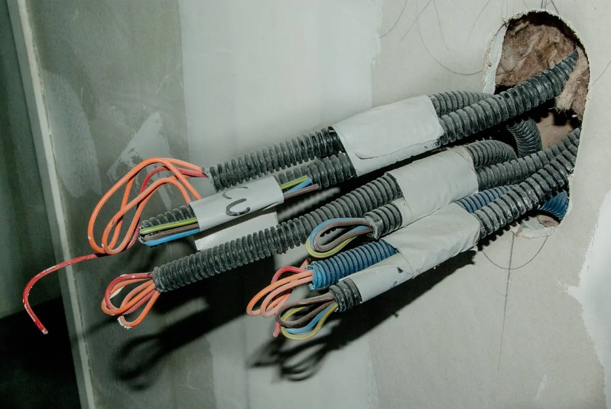 Électricien à