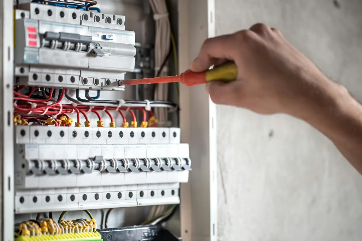 électricien à électricien à